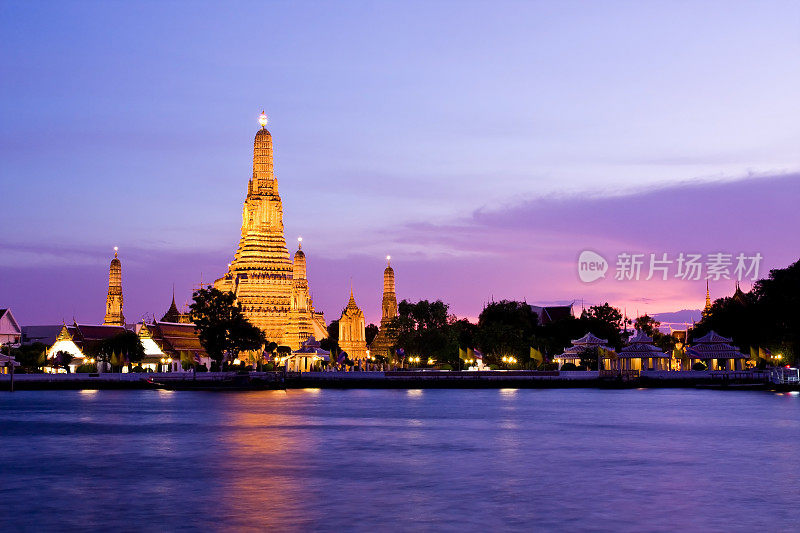 在日落时分，Wat Arun横跨湄南河